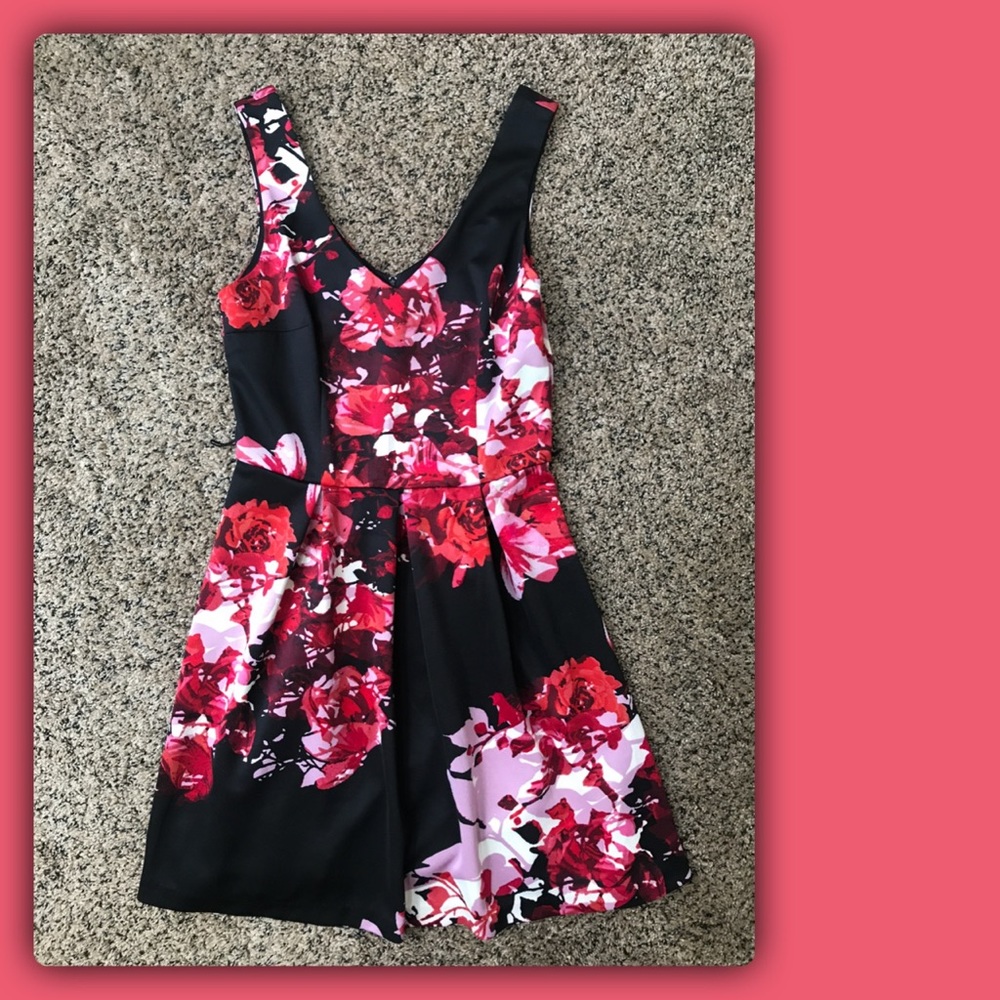 🌸 A. Byer floral V-neck dress size 7